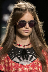 anna-sui-clp-rs18-3174.thumb.jpg.f86f4683a31470116c55e187bbf0037f.jpg