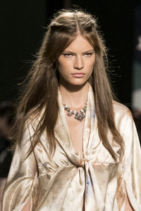 anna-sui-clp-rs18-3705.thumb.jpg.02b8403e1c73d12a65c793fb3da595f1.jpg