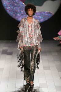 anna-sui-rs18-0503.thumb.jpg.e09d79d81512bb08d00d8903cbc10ef7.jpg