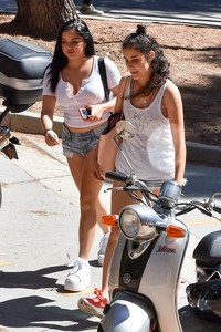 ariel-winter-arriving-for-her-first-day-of-school-at-ucla-92717-9.jpg