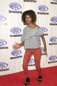 ashleigh-murray-at-riverdale-press-room-at-wondercon-in-anaheim-03-31-2017-_2.thumb.jpg.0a7aac027bb74d3379d15f401ebf81cb.jpg