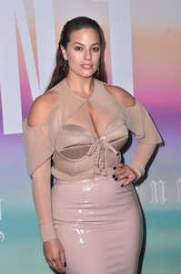 ashley-graham-fenty-x-puma-ss18-fashion-show-in-nyc-91017-12.jpg