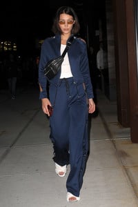 bella-hadid-arriving-at-gigis-apartment-in-nyc-91117-4.jpg