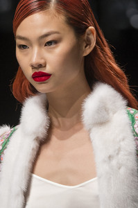 blumarine-clp-rs18-0712.thumb.jpg.32eb1a2887151d55e0b43c7c45a96140.jpg