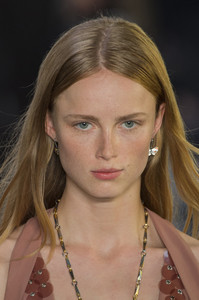 bottega-veneta-clpa-rs18-6918.thumb.jpg.120aba01f2b0f34b396fa0f1144658c0.jpg