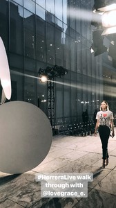 carolinaherrera_16753060_1939574839614061_1253199168378241024_n.thumb.jpg.fabff75e917db8966fcb97113cf8585c.jpg