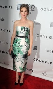 carrie-coon-at-gone-girl-premiere-in-new-york_8.jpg