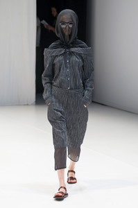 chalayan-rs18-5073.thumb.jpg.04037d89f5ae90a45259fa3cd28193fa.jpg