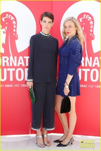 chloe-sevigny-pulls-fashion-hat-trick-for-lean-on-pete-venice-film-fest-03.jpg