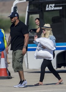 christina-aguilera-at-the-airport-in-cyprus-9717-17.jpg