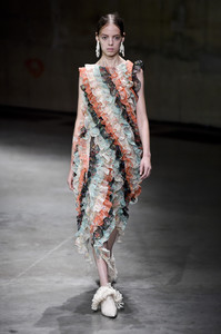 christopher-kane-rtw-spring-2018-london-fashion-week-06.jpg