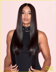 ciara-makes-her-first-post-baby-appearance-at-tom-ford-fashion-show-04.jpg