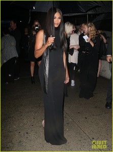 ciara-makes-her-first-post-baby-appearance-at-tom-ford-fashion-show-05.jpg