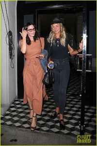 courteney-cox-grabs-dinner-at-her-favorite-restaurant-in-weho-03.jpg