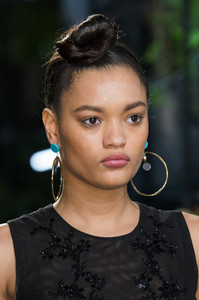 cushnie-et-ochs-clp-rs18-1447.thumb.jpg.f091aa3f71afbe1403c71d0f089f1d41.jpg