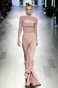 cushnie-et-ochs-ss18-031.thumb.jpg.c4e863538b8b57f2b309201dfdf1a64c.jpg