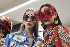 dolce-and-gabbana-summer-2018-women-fashion-show-backstage-21-800x533.jpg