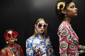 dolce-and-gabbana-summer-2018-women-fashion-show-backstage-43-800x533.jpg