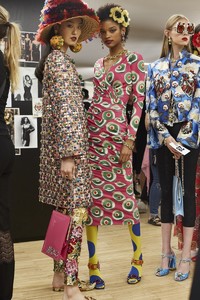 dolce-and-gabbana-summer-2018-women-fashion-show-backstage-54-800x1200.jpg