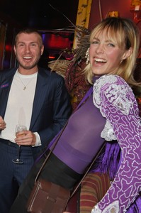 edie-love-miu-miu-party_19sep17_vogue.thumb.jpg.adef3418bae2a3527fcf82d09139c2bd.jpg