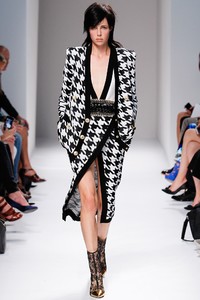 edie_balmain_ss14_vogue_1.thumb.JPG.ba6cb4c1a95765c1fe0b24c82441d6ba.JPG