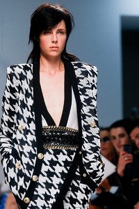 edie_balmain_ss14_vogue_2.thumb.JPG.26f6a3569195676e4e5d05cbc1658157.JPG