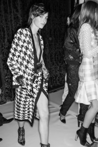 edie_balmain_ss14_vogue_6.thumb.JPG.ab82cf217657c386dc0687abe333074b.JPG