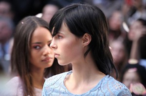 edie_burberry_ss14_portamento.thumb.jpg.16d2221b360f9c5e0641fd485c30ad50.jpg