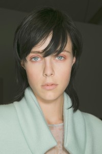 edie_burberry_ss14_vogue_1.thumb.JPG.f628a882b9ccba7bccd22a191d0f7a5e.JPG