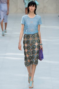 edie_burberry_ss14_vogue_2.thumb.JPG.4087baf8654601447e37fb815e8bb763.JPG