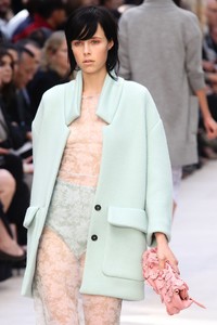 edie_burberry_ss14_vogue_3.thumb.JPG.020b9a382181457d1e9f548388f1dee7.JPG