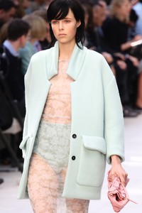edie_burberry_ss14_vogue_4.thumb.JPG.f14938915e7d69fe5f31317cdb659760.JPG