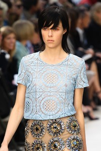 edie_burberry_ss14_vogue_5.thumb.JPG.92e5ee2b5eb4cdf3702baf27585da190.JPG