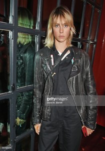 edie_fiorucci_opening_15sep17_gettyimages.thumb.jpeg.3bdde0c3155aece9410889dfd2ae1864.jpeg