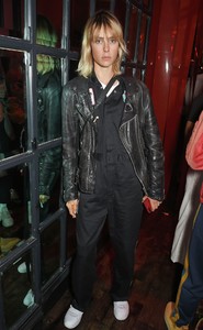 edie_fiorucci_opening_15sep17_vogue_1186.thumb.jpeg.dcd5acdbb9cd67cae3ab95ec00d34e10.jpeg