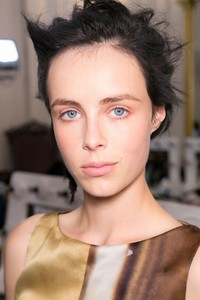 edie_giles_deacon_ss14_fashionising_1.thumb.JPG.e96a4c19a127d90d84048aed11e30930.JPG