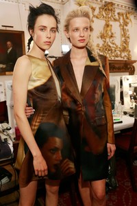 edie_giles_deacon_ss14_vogue_2.thumb.JPG.8a021242cf73fe390ee1a283758e4ca1.JPG