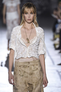 edie_john_galliano_ss17_1.thumb.jpg.16385a29de4a1b69cfa96979020a7a0d.jpg