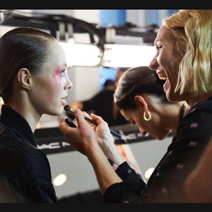 edie_kenzo_ss17_backstage.thumb.jpg.32d5fadd76ae07288aeb1a58e912dd8e.jpg