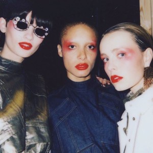 edie_kenzo_ss17_backstage_2.thumb.jpg.71192b253b5605e780eef90d55dad47c.jpg