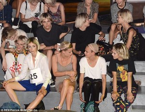 edie_marc_jacobs_ss14_dailymail_1.thumb.JPG.babcc6f58ea2a1ad7388b62f7acaed6c.JPG