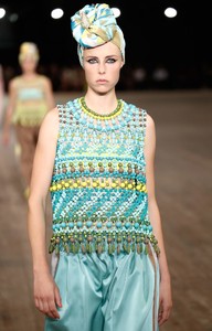 edie_marc_jacobs_ss18_gala.thumb.jpg.8a5613565484aae3ea3a9d8eb8e00fdd.jpg