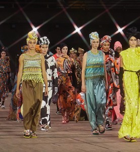 edie_marc_jacobs_ss18_marcjacobs.thumb.jpg.6ed5c035044b851d5ad2263452a712f9.jpg