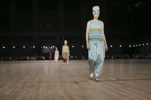 edie_marc_jacobs_ss18_nowfashion_2.thumb.jpg.6055369c387ac7b7f1873df77d390d47.jpg