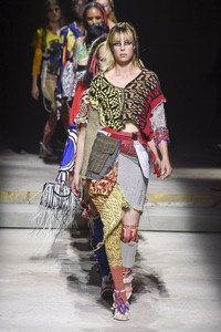 edie_matty_bovan_ss18_vogue_2000.thumb.jpeg.560011d6bdf91fbe2126f9bfd0a05ab0.jpeg