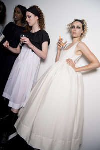 edie_molly_goddard_ss18_10magazine_1.thumb.jpg.6e3bec8d2a026cf6bfbe9229ca87c5e6.jpg