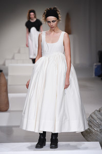 edie_molly_goddard_ss18_businessoffashion.thumb.jpg.04193cde1d03d57791d02fe82aa0aecb.jpg