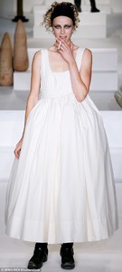 edie_molly_goddard_ss18_dailymail_2.thumb.jpg.353a6b8d7a8df45b423909e606afc68a.jpg