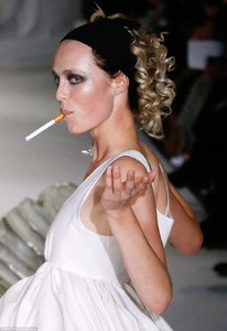 edie_molly_goddard_ss18_dailymail_3.thumb.jpg.1c8a53fe784084ef1e230009eff07853.jpg