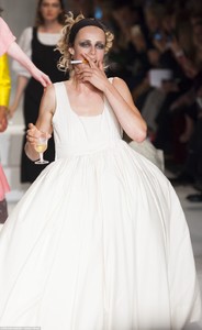 edie_molly_goddard_ss18_dailymail_4.thumb.jpg.9b20fee664caeb4a0935f98a4f709c28.jpg